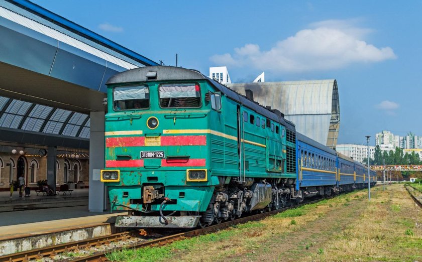 Локомотив поезд