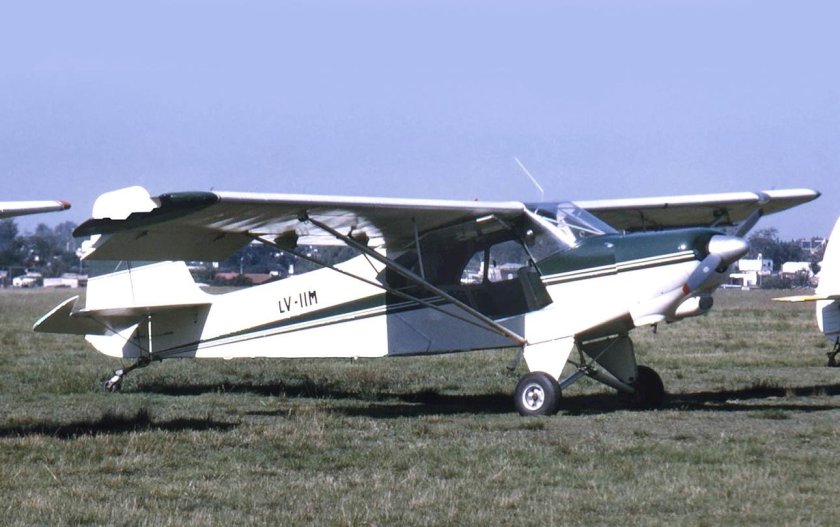 Трехместный самолет