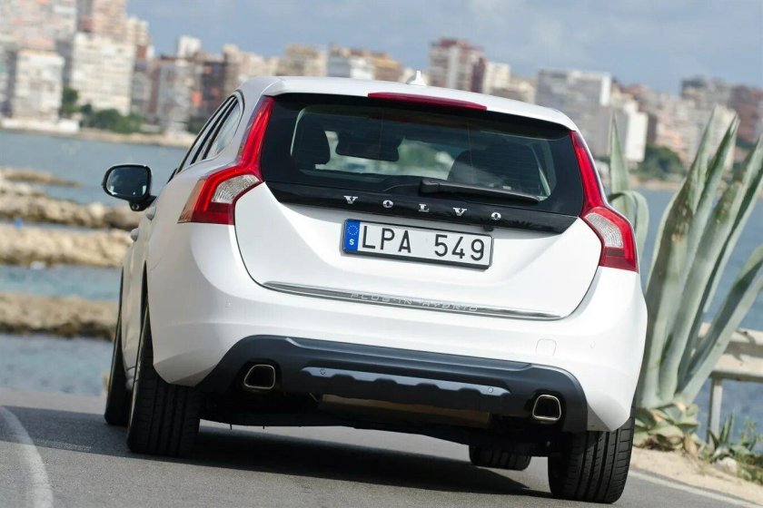 Вольво v60 сзади