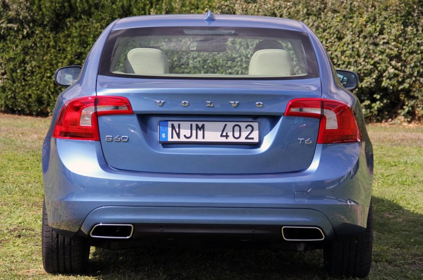 Volvo s60 сзади