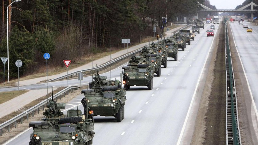 Колонна армии США бронетехники