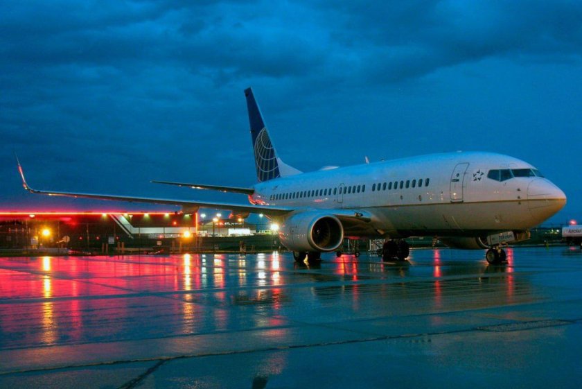 Самолет и аэропорт