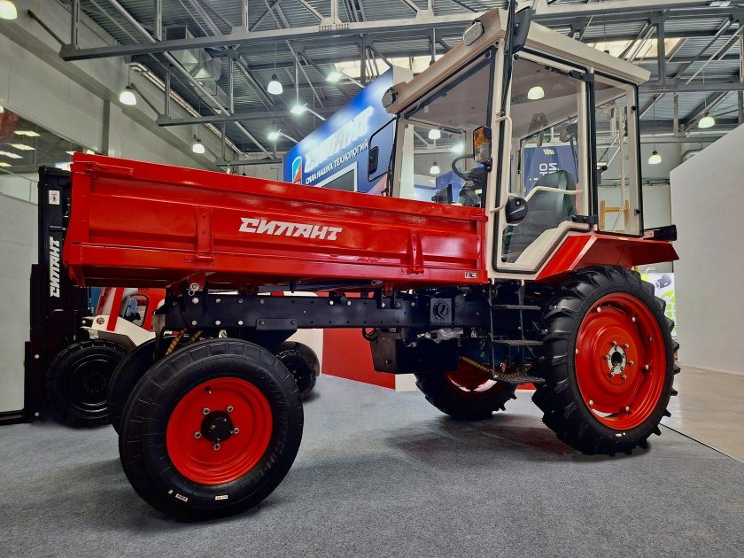 Коммунальный трактор