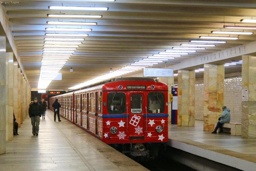 Новогодний поезд метро еж3 2023