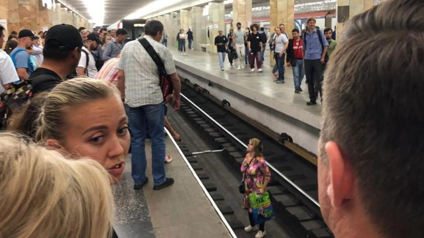 Люди на платформе метро