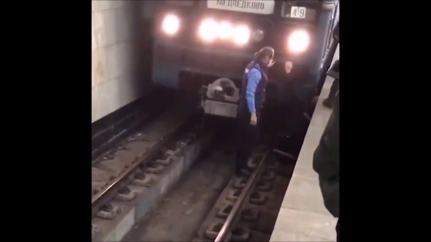 Человек упал на рельсы в метро