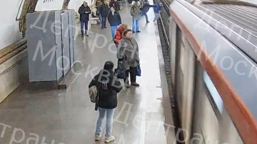 Человек попал под поезд метро