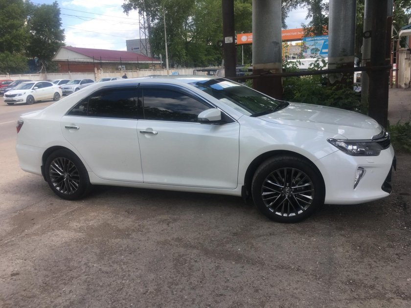 Белая Камри 55 r18