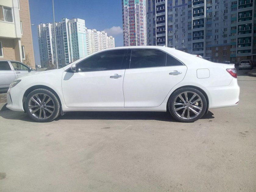 Белая Камри 55 на r19
