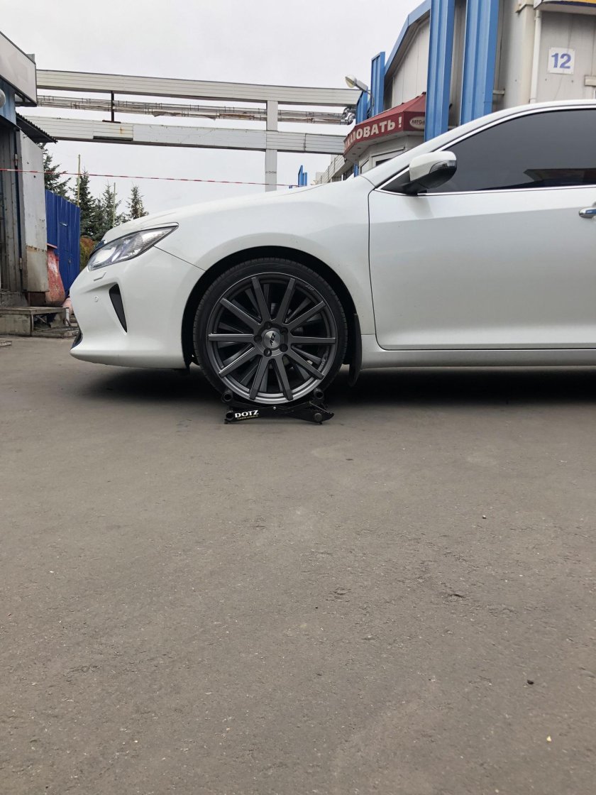 Белая Камри 55 на r19