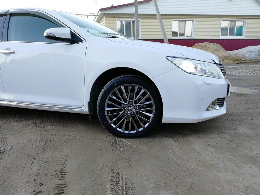 Белая Камри 55 r17