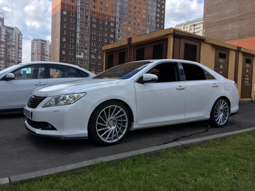 Toyota Camry v50 r18