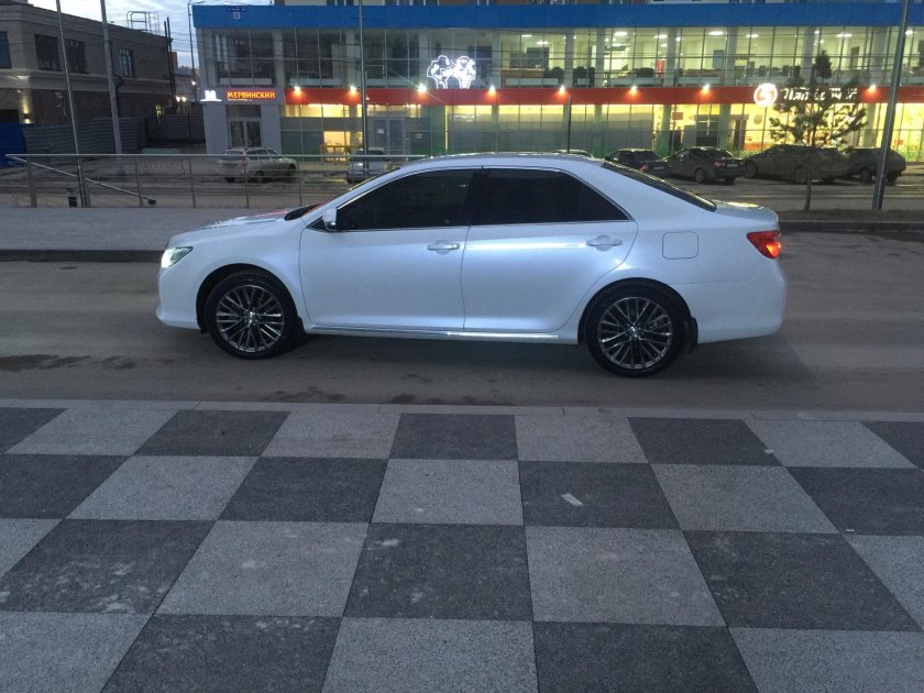 Белая Камри 55 на r19