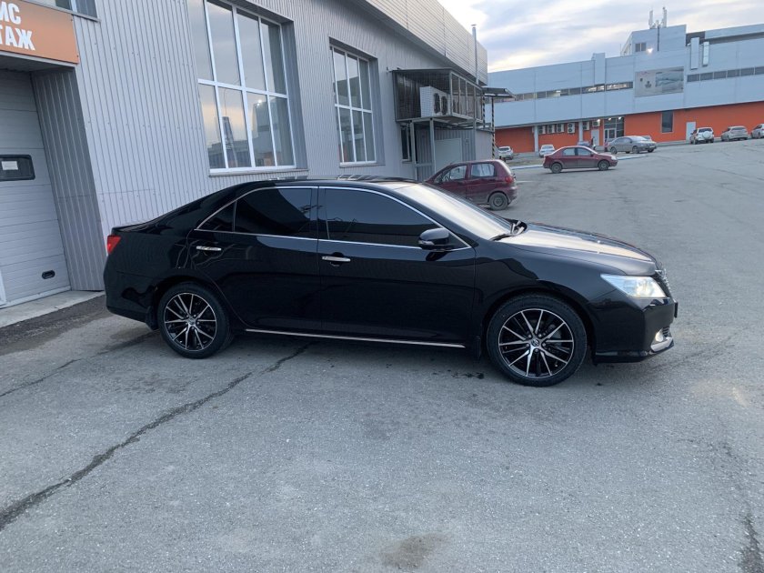 Тойота камри на дисках