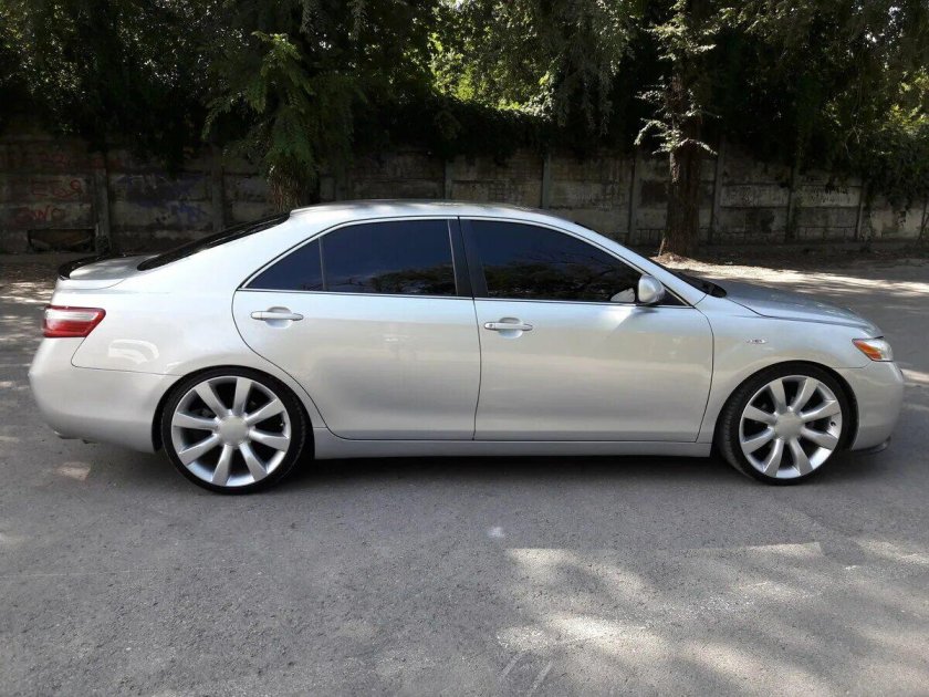 Тойота Камри 40 на 20 дисках