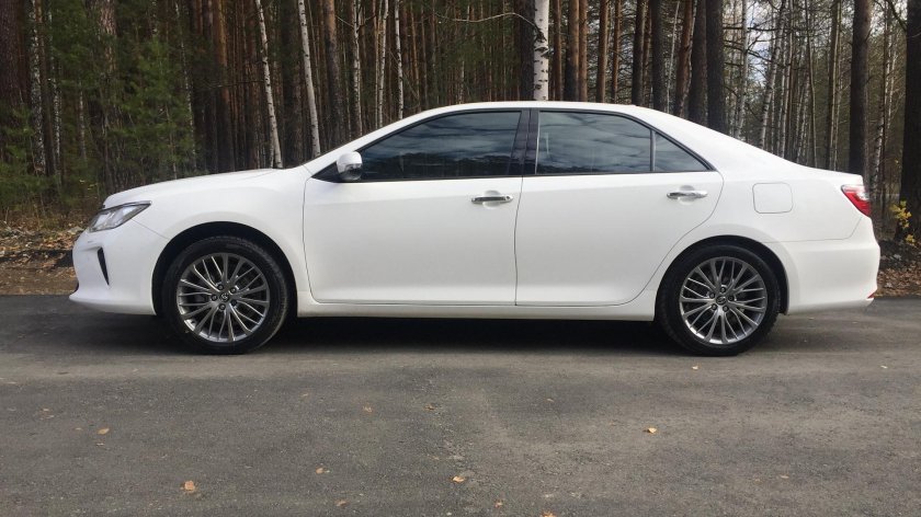 Камри 55 белая на 18 дисках