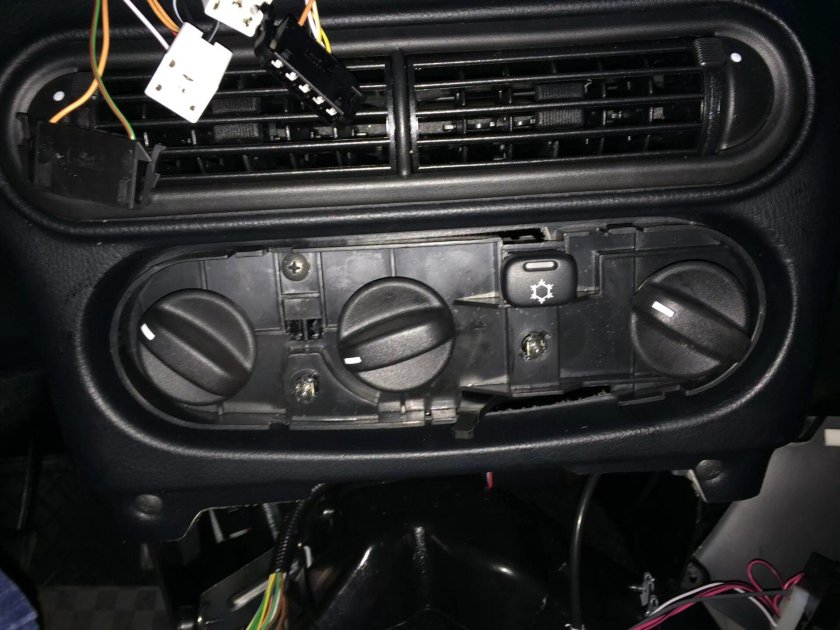 Chevrolet Niva кнопка кондиционера