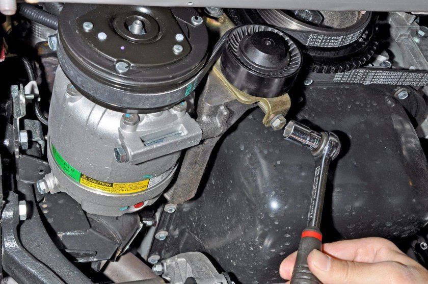 Натяжитель ремня кондиционера Нива Шевроле