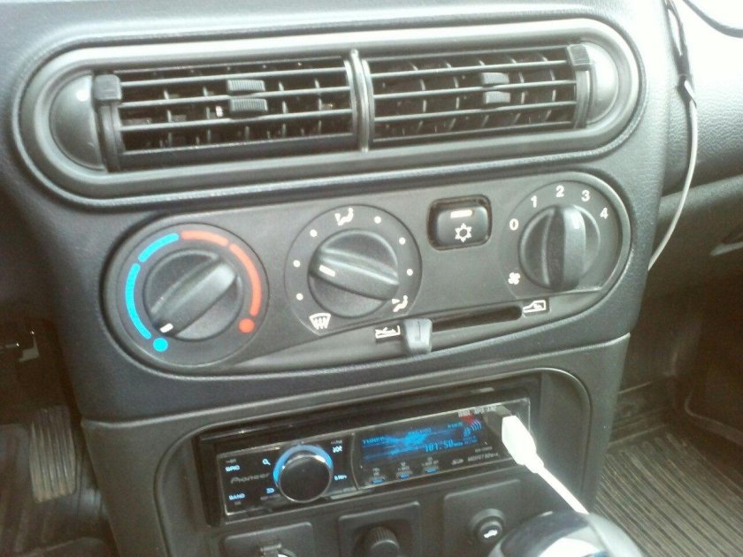 Chevrolet Niva кнопка кондиционера
