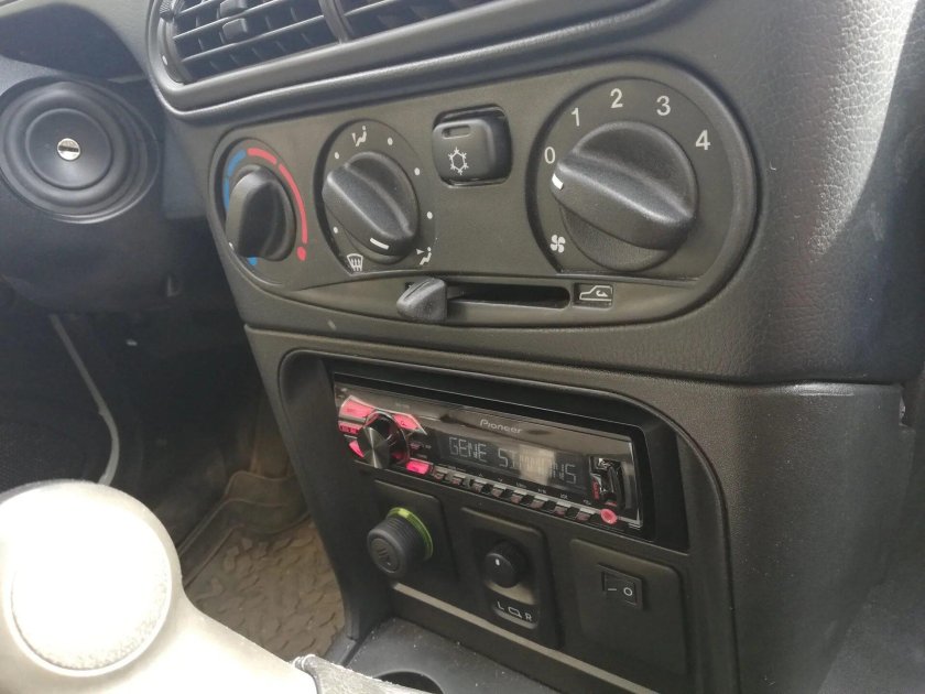 Кнопка центрального замка Шевроле Нива