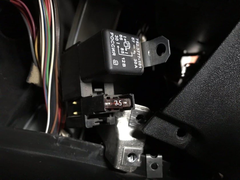 Реле кондиционера Шевроле Нива