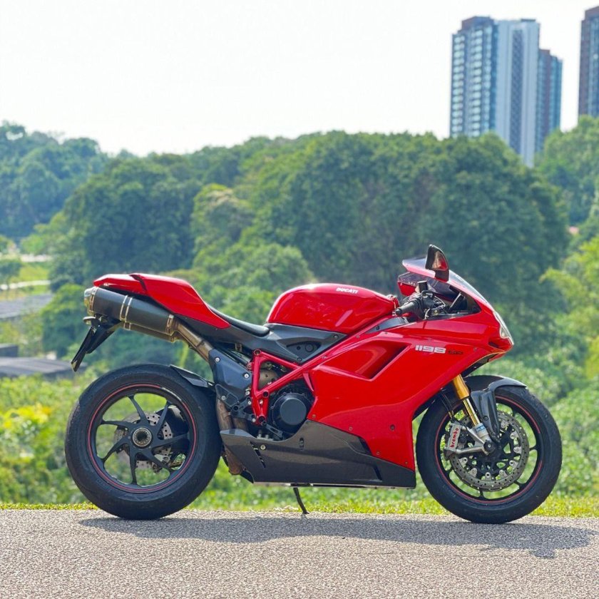 Дукати мотоцикл красный