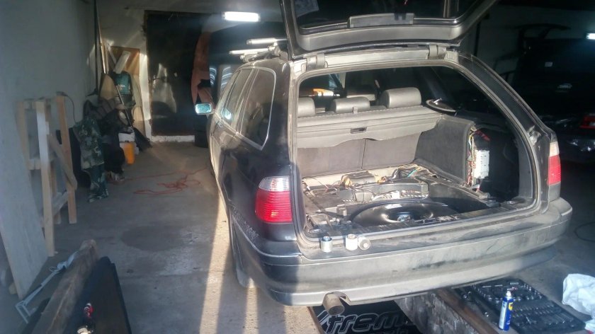 БМВ е39 универсал багажник