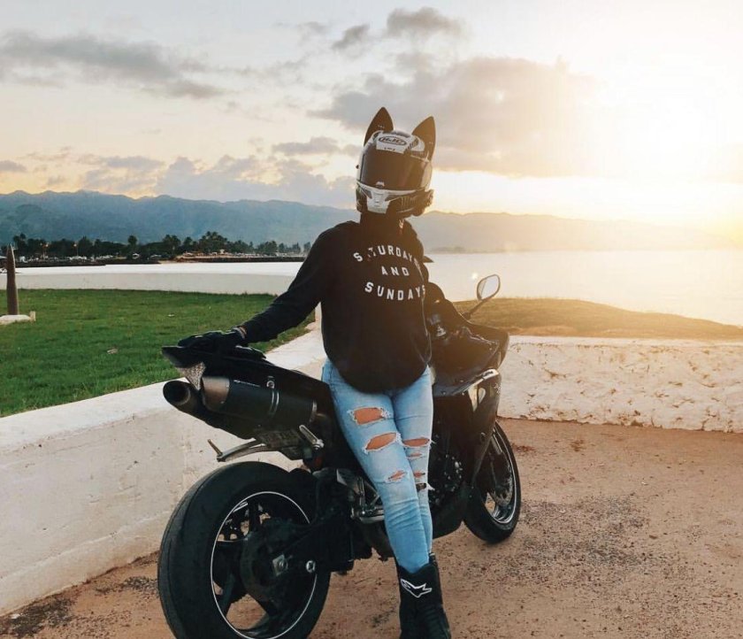 Девушка в шлеме