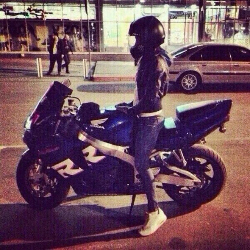 Девушка на мотоцикл