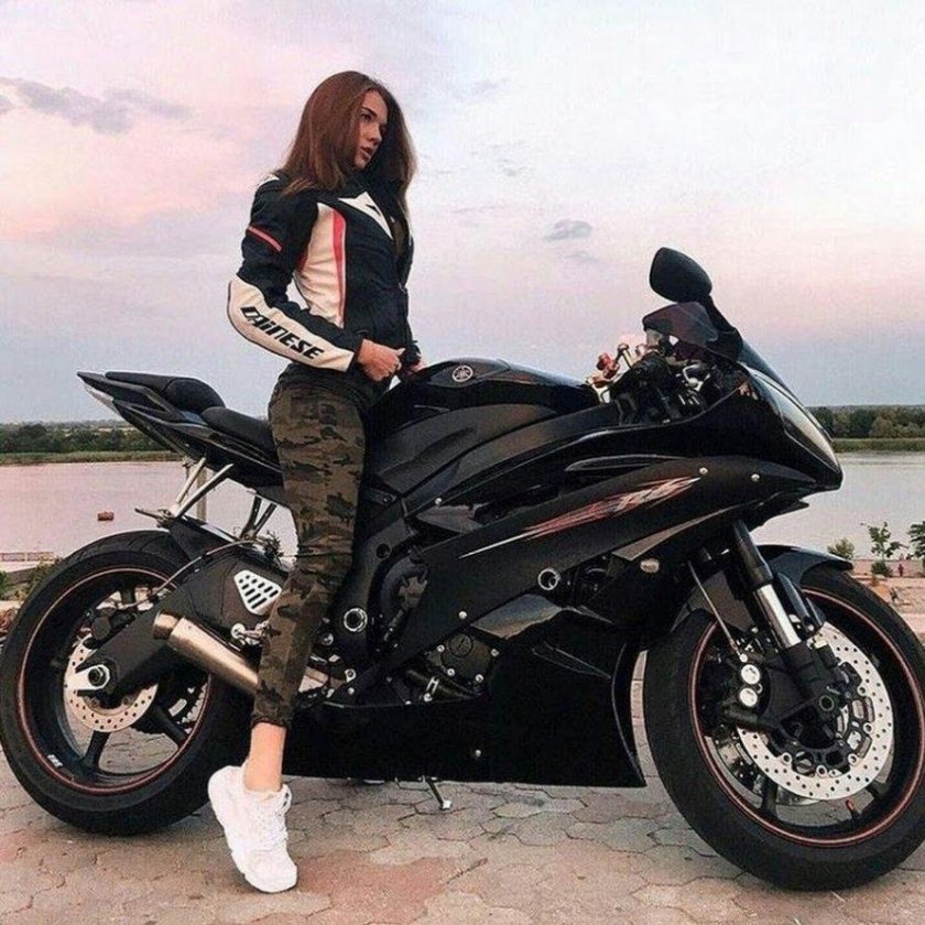 Девушка на мотоцикле