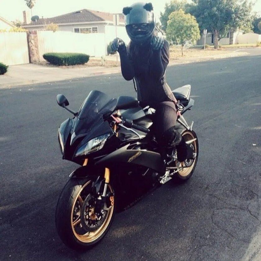 Девушка на мотоцикле в шлеме