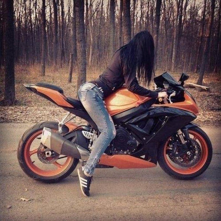 Девушка на мотоцикле