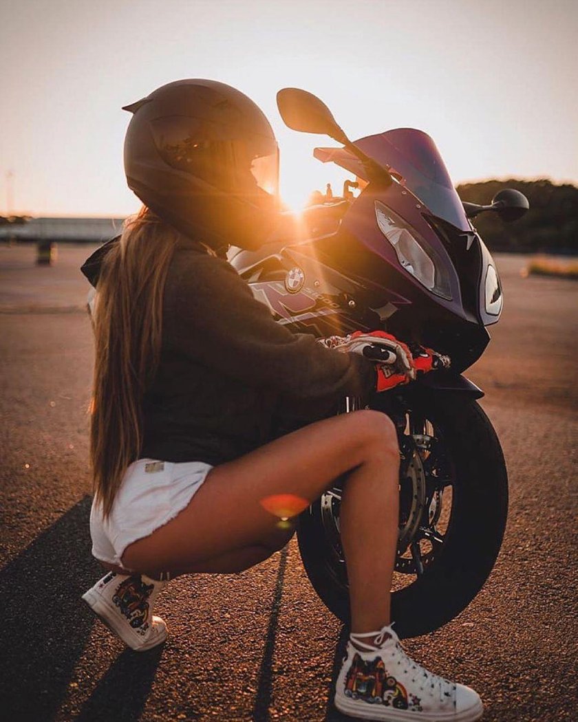 Девушка на мотоцикле