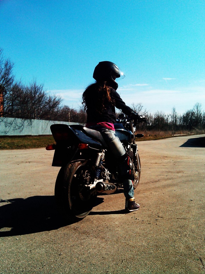 Девушка на мотоцикле в шлеме