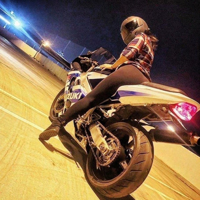 Девушка на мотоцикле