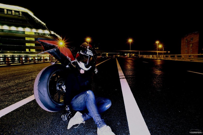 Девушка на мотоцикле в шлеме