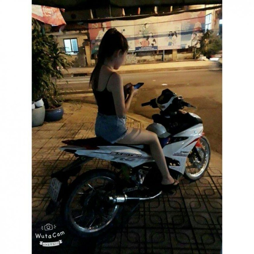 Кореянка на мотоцикле