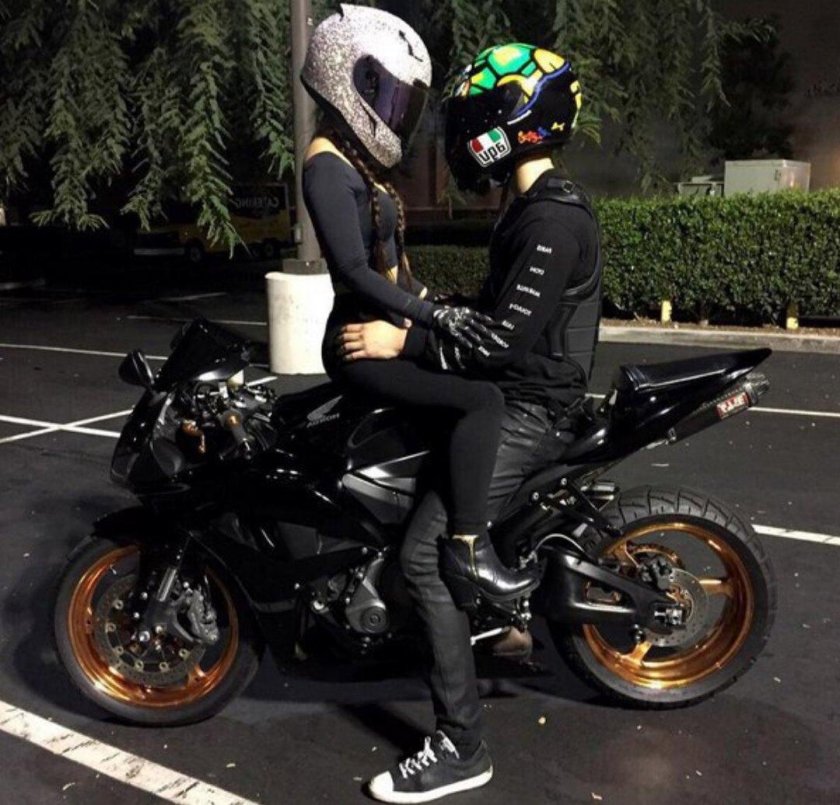 Мотоциклист с девушкой