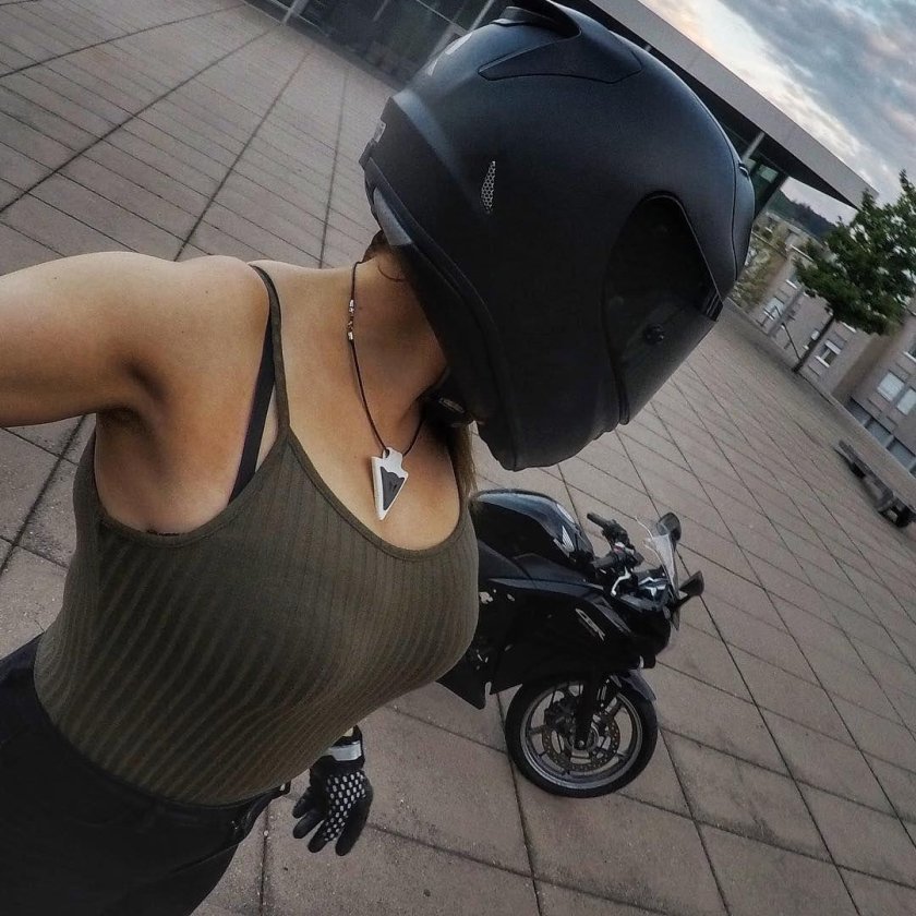 Девушка в шлеме