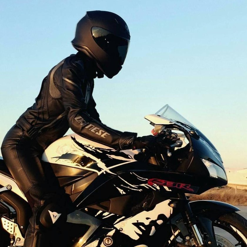 Девушка на мотоцикле