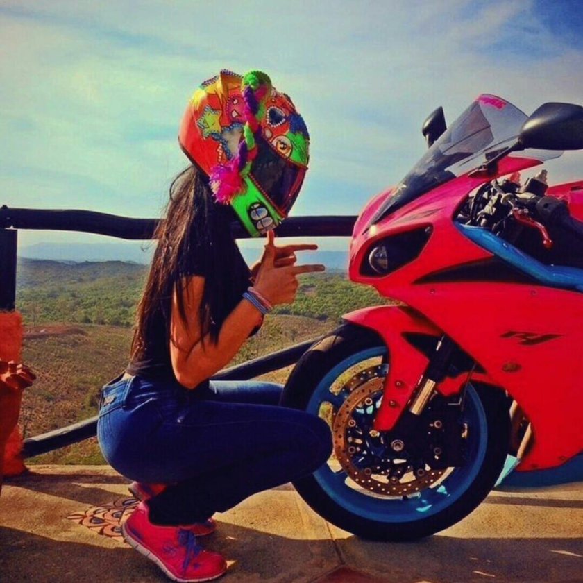 Девушка на мотоцикле