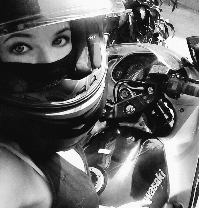 Девушка в шлеме