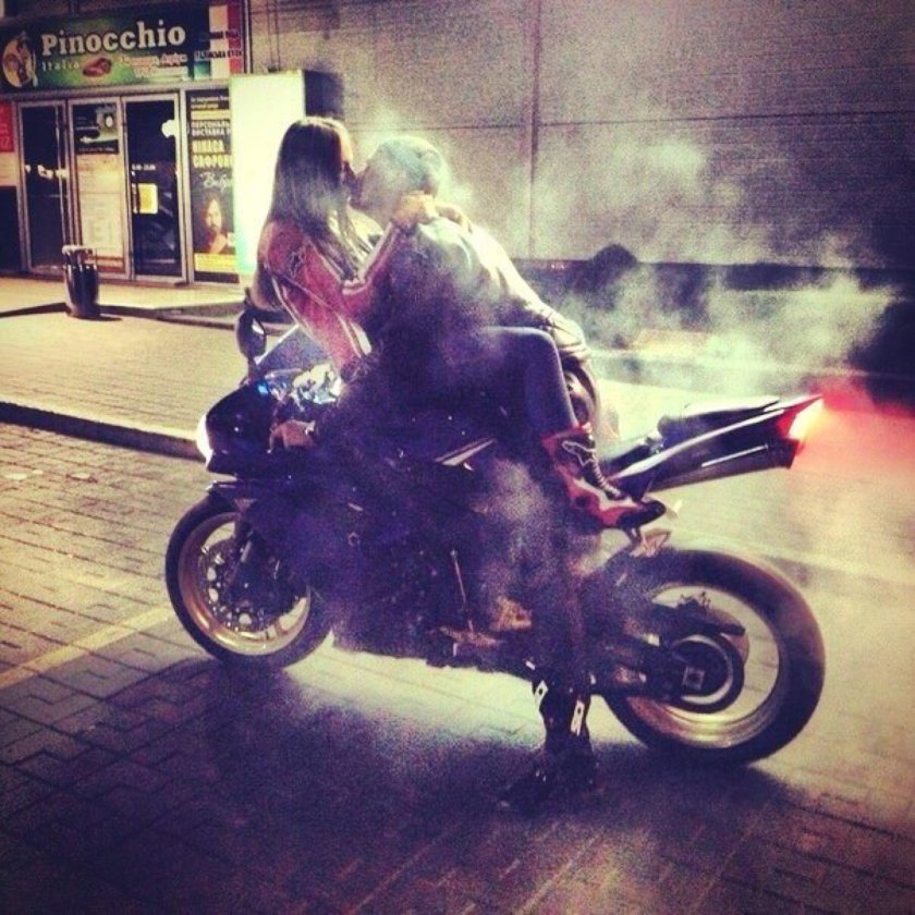 Парень с девушкой на мотоцикле