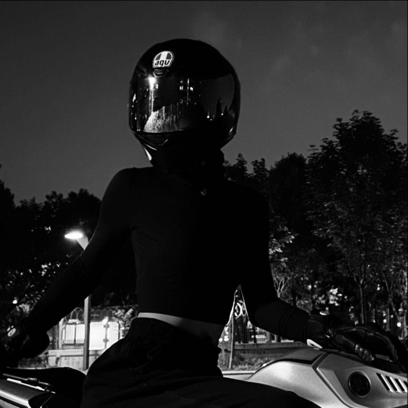 Девушка мотоциклистка