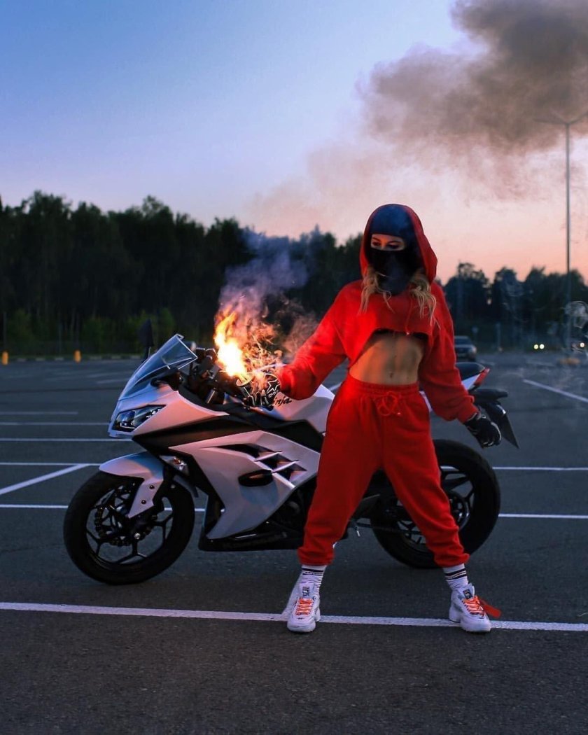 Девушка на мотоцикле