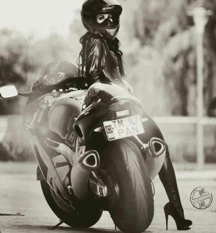 Девушка на мотоцикле