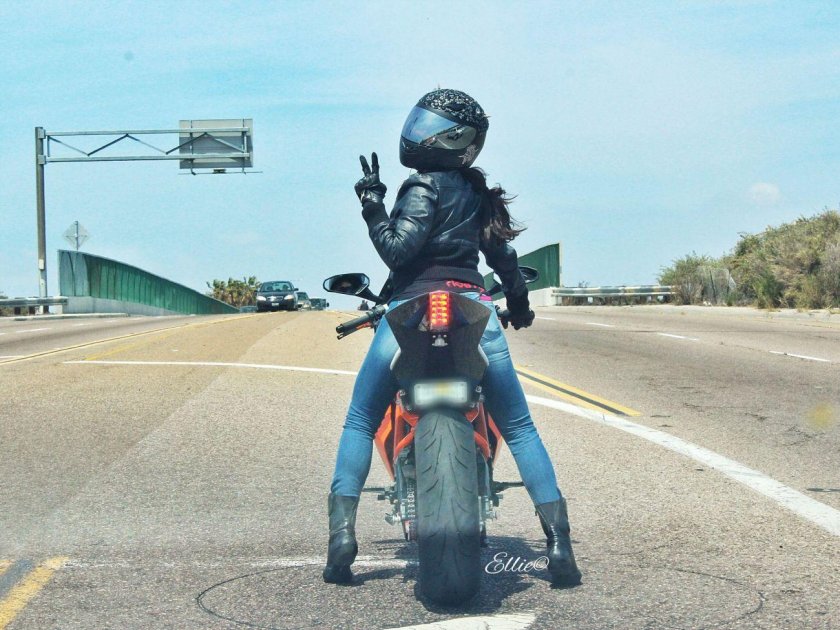 Девушка на мотоцикле в шлеме