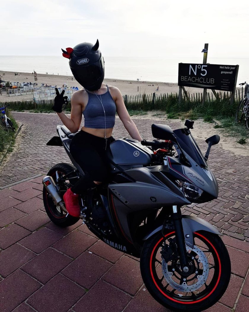 Девушка на скутере