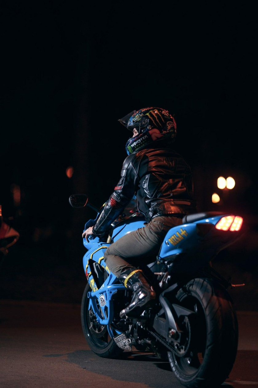 Девушка на мотоцикле в шлеме