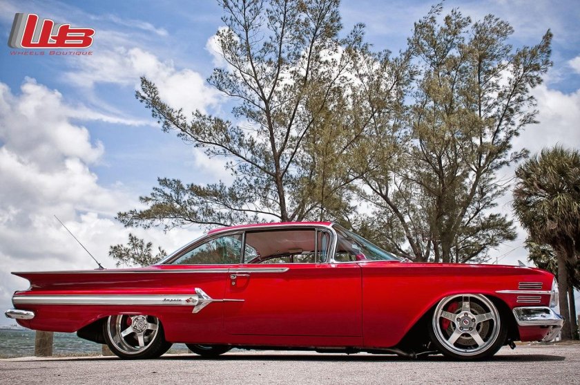 Chevrolet Impala красная